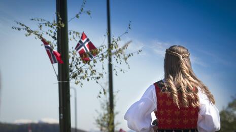 Jente med bunad på 17 mai