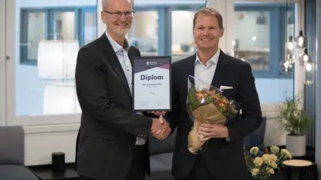  Tryg-direktør Espen Opedal mottar bærekraftsprisen av Søderberg & Partners