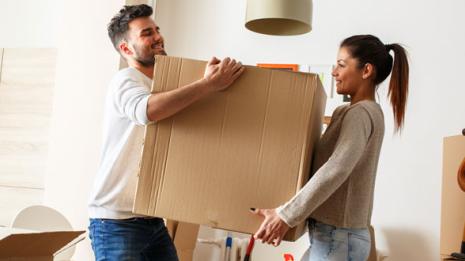 Ungt par flytter inn i nytt hus