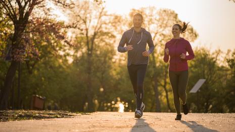Mann og dame pa joggetur. Foto