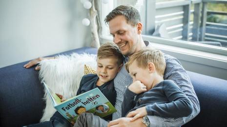 Far leser bok til barnet