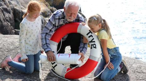 bestefar med to unger og livbøye.JPG