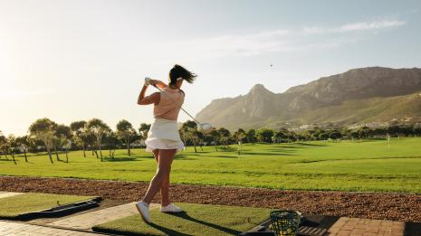 Dame som golfer