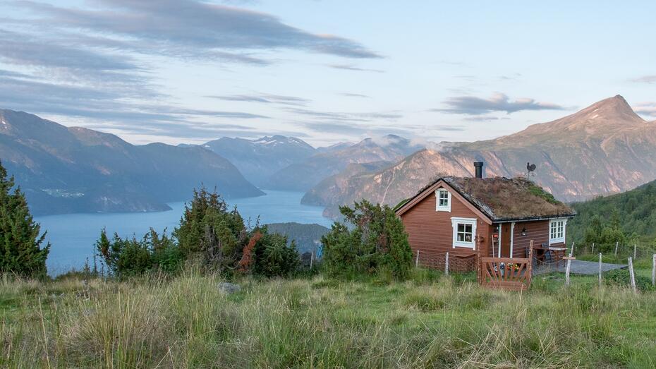 Brun hytte på fjellet 