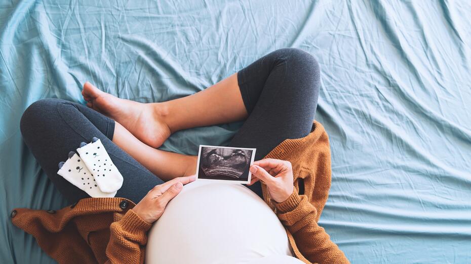 Gravid kvinne som holder et ultralydbilde