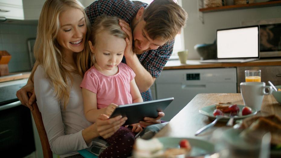 familie som ser på ipad.jpg