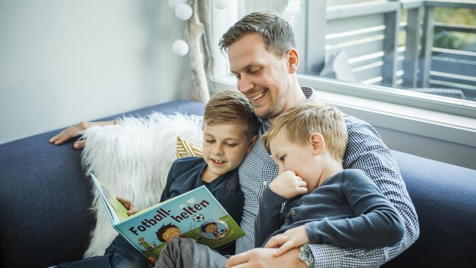 far og to sønner leser bok.jpg