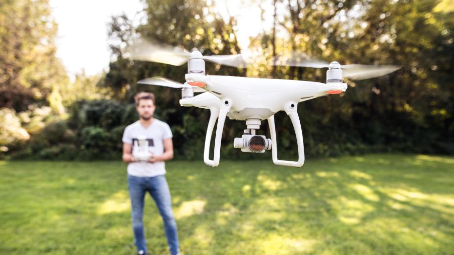 mann som kjører drone i hagen.jpg