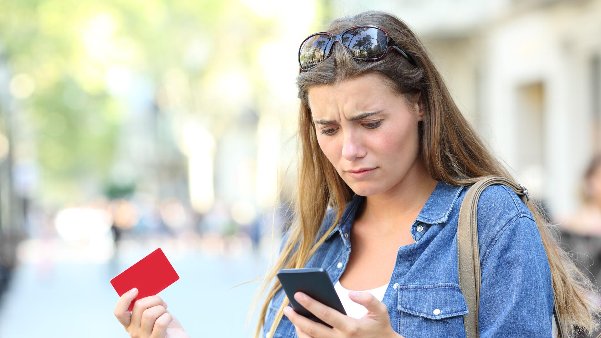 Bekymret kvinne ser på telefon