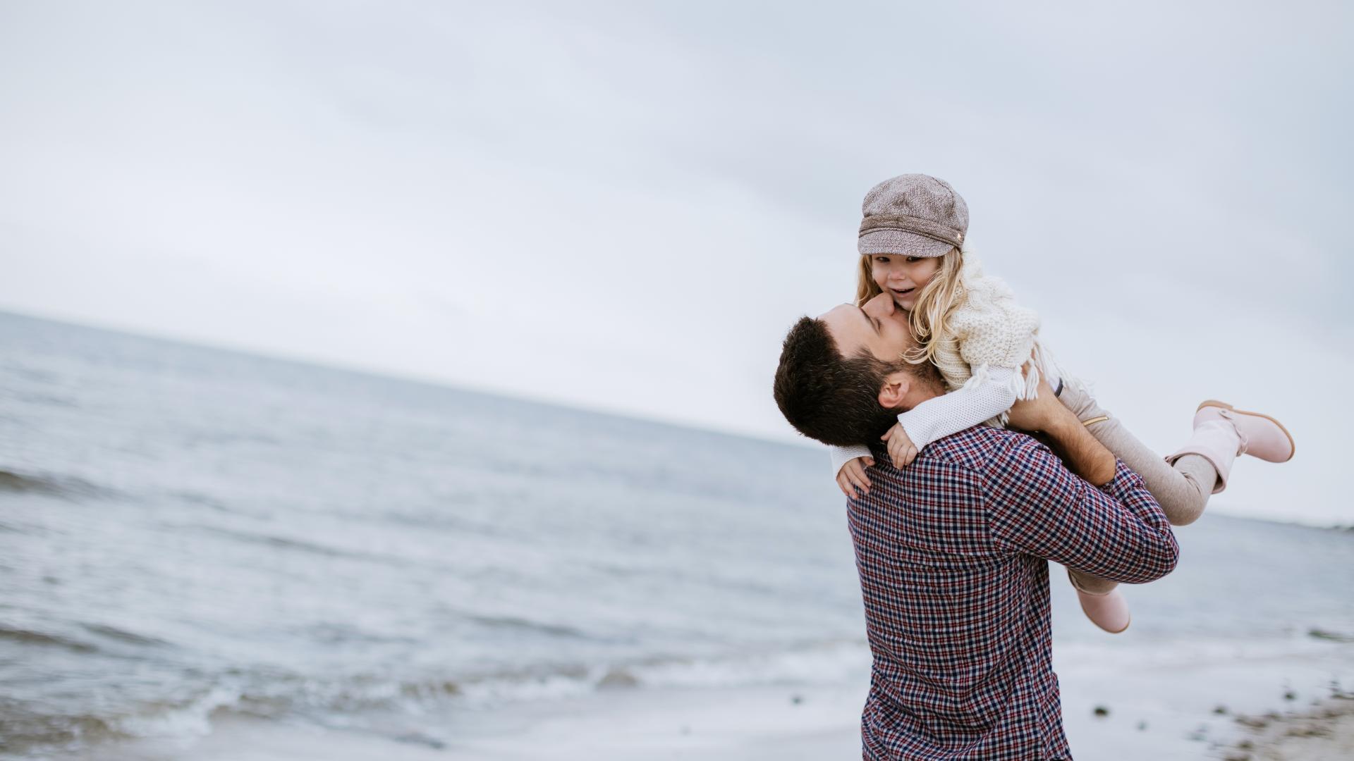 En far bærer sitt barn 