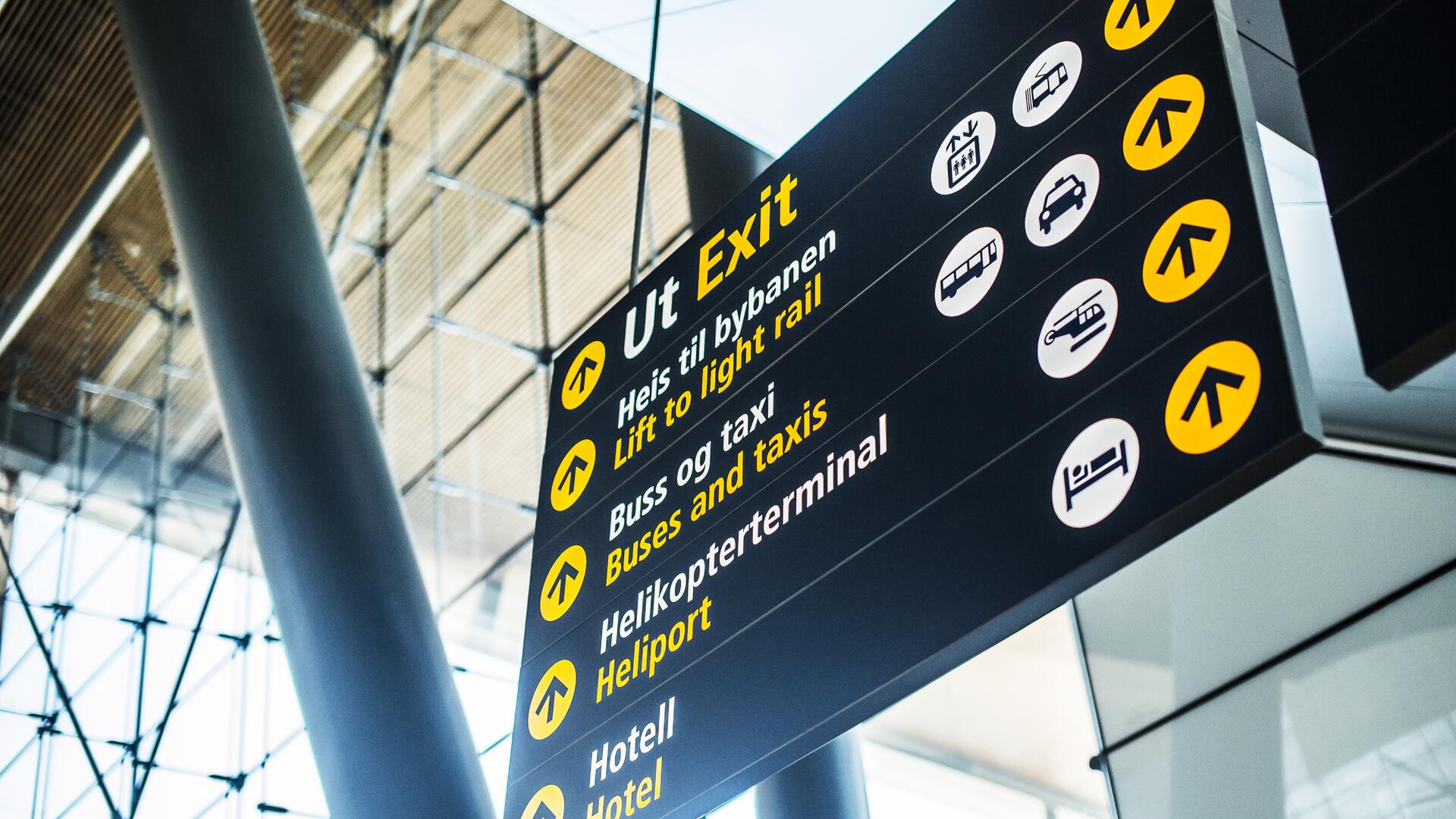 Skilt på flyplass med veibeskrivelser