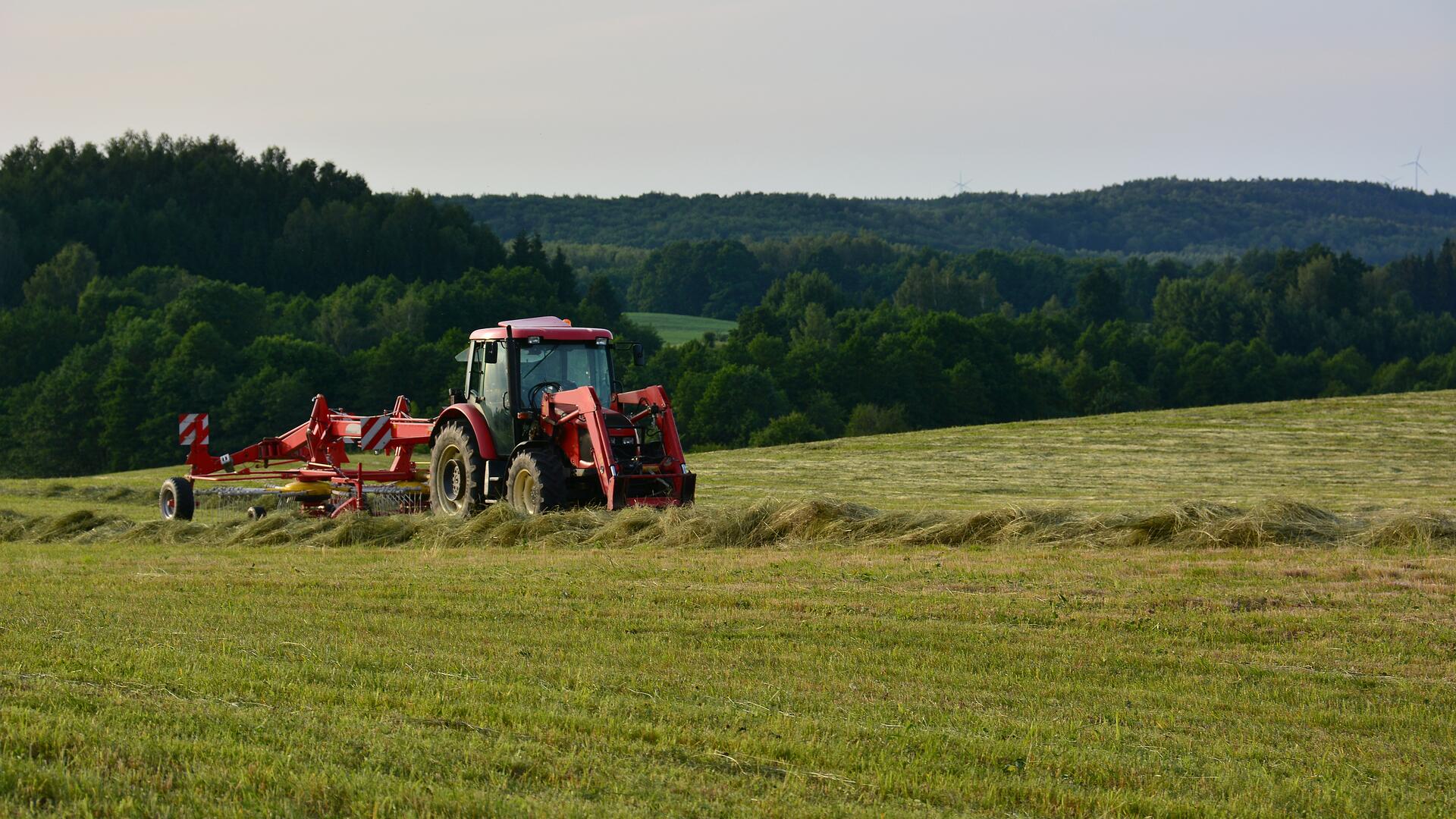 Traktor som kjører på åker