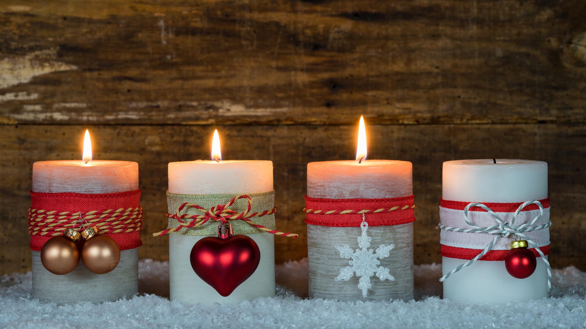 Fire tente adventslys med julepynt på