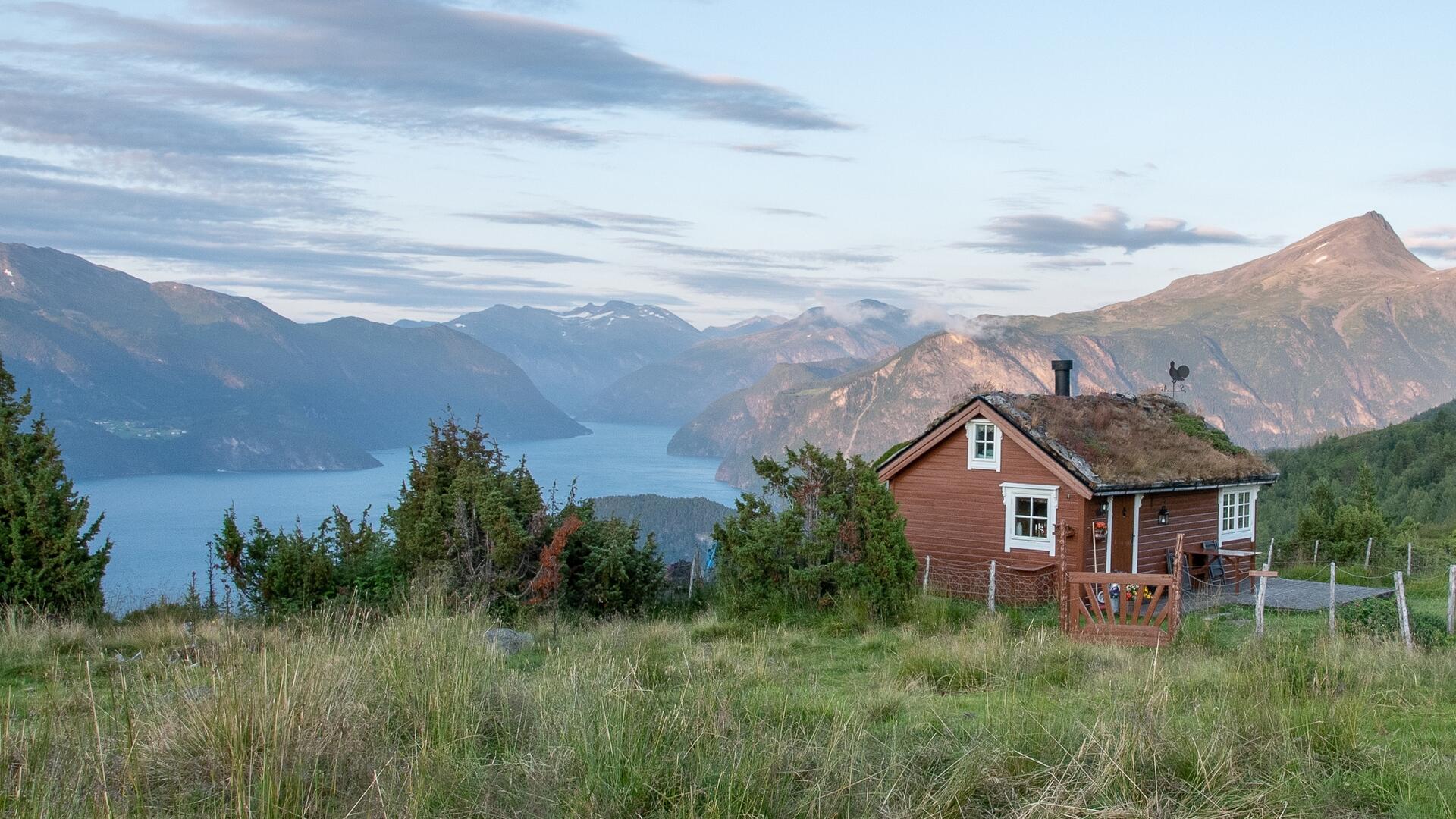 Brun hytte på fjellet