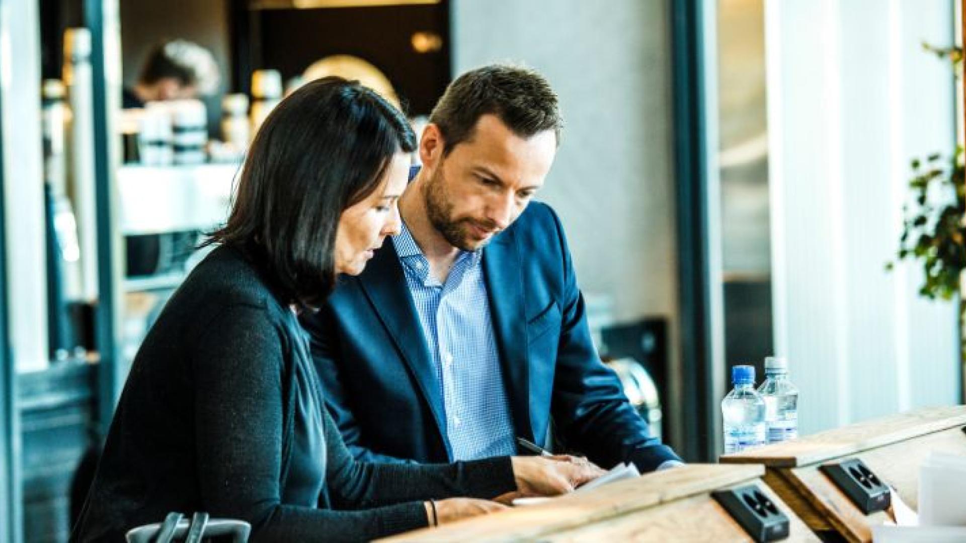 Tre anleggsarbeidere på jobb. Foto.