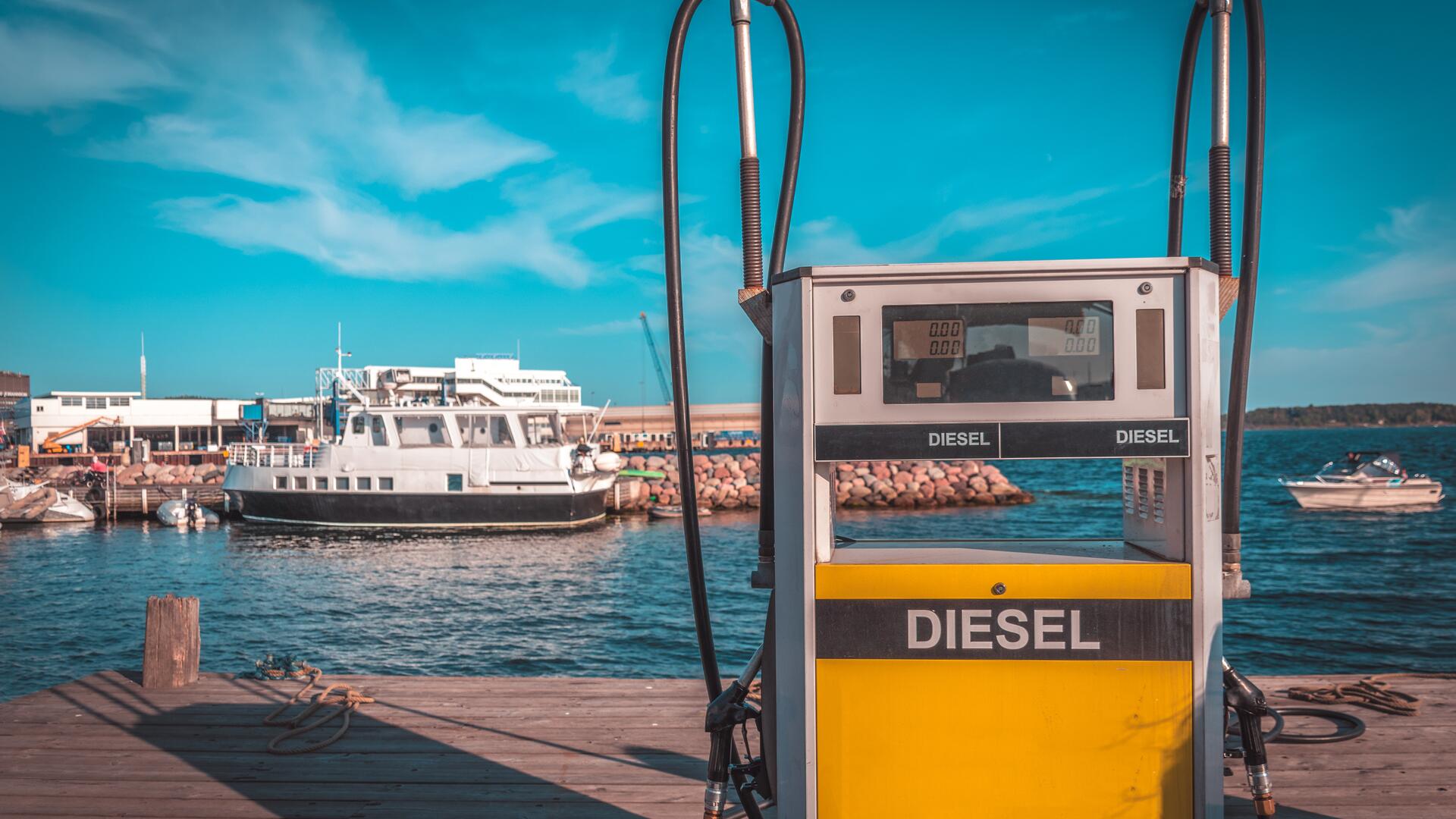 Dieselpumpe på brygge