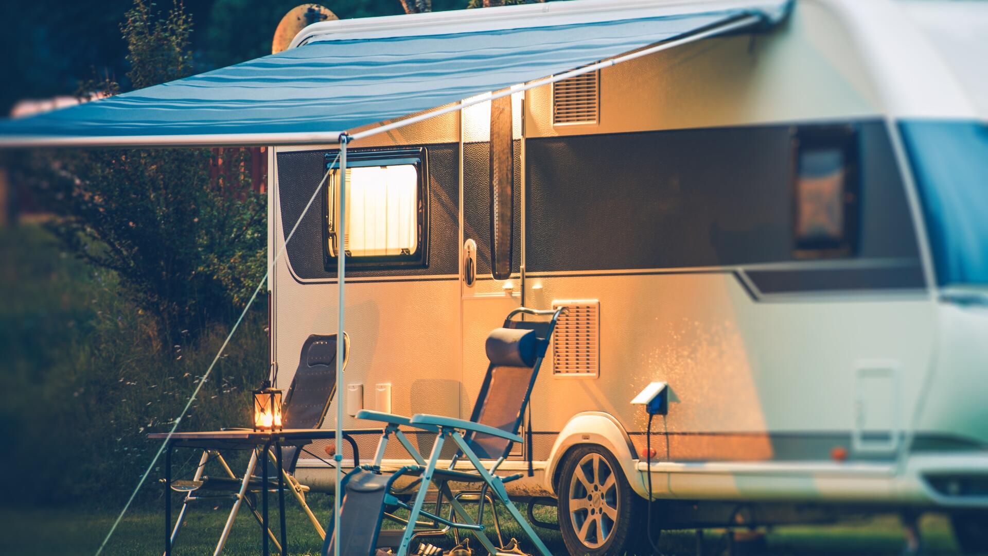 Bobil står parkert på campingplass