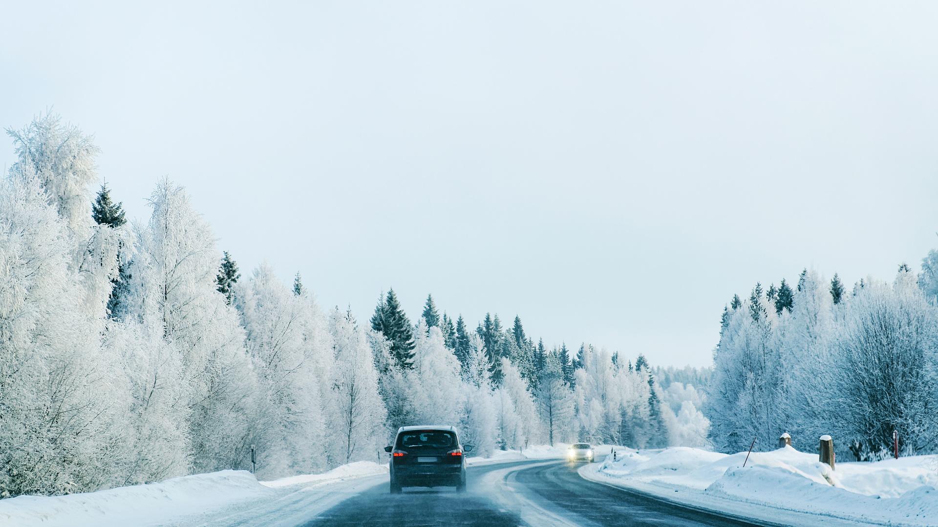Bil som kjører om vinteren på fjellet med mye snø 