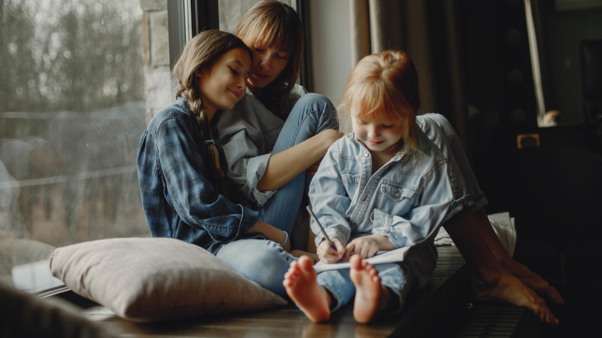 Familie sitter i vindu