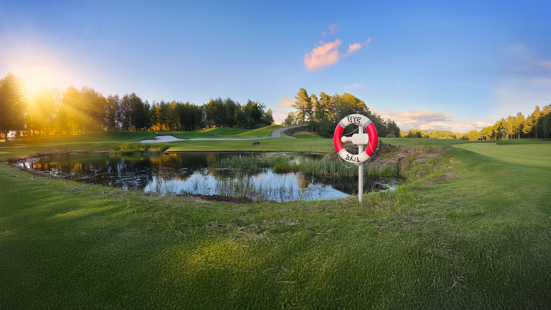 Tryg livbøyen ved vann på en golfbane