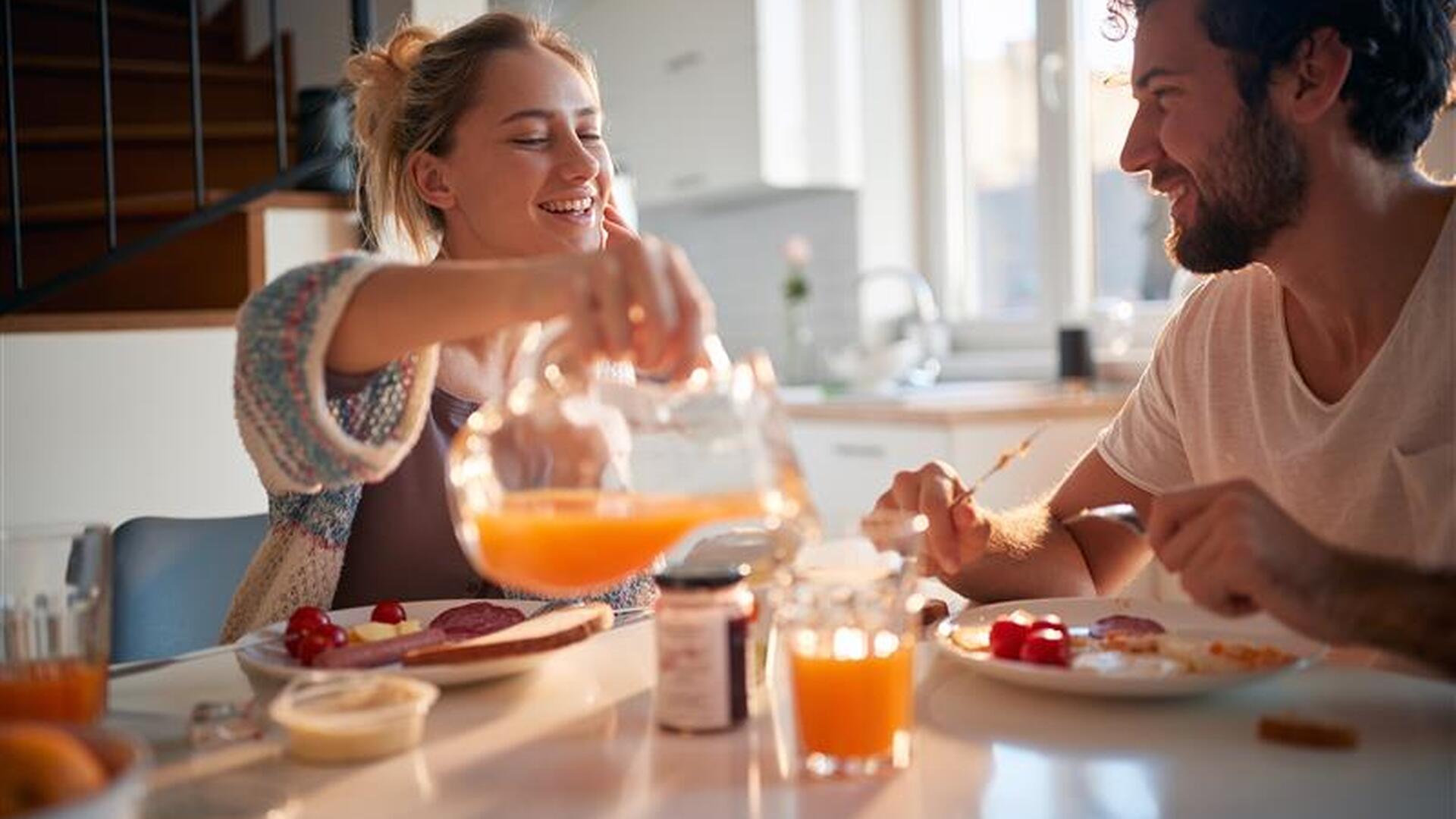 Ungt par spiser frokost sammen
