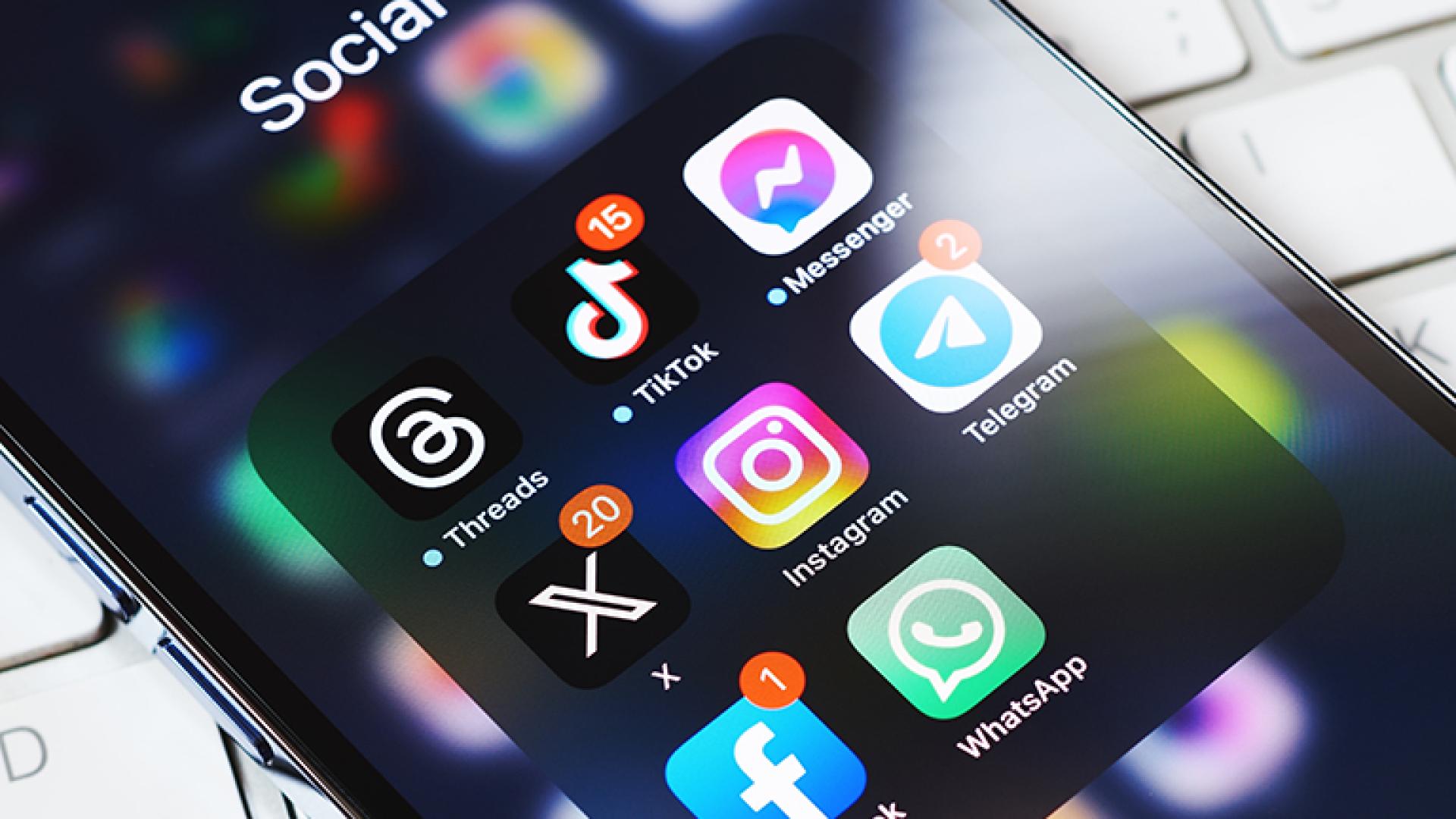 Mobil med ikoner av sosiale medier