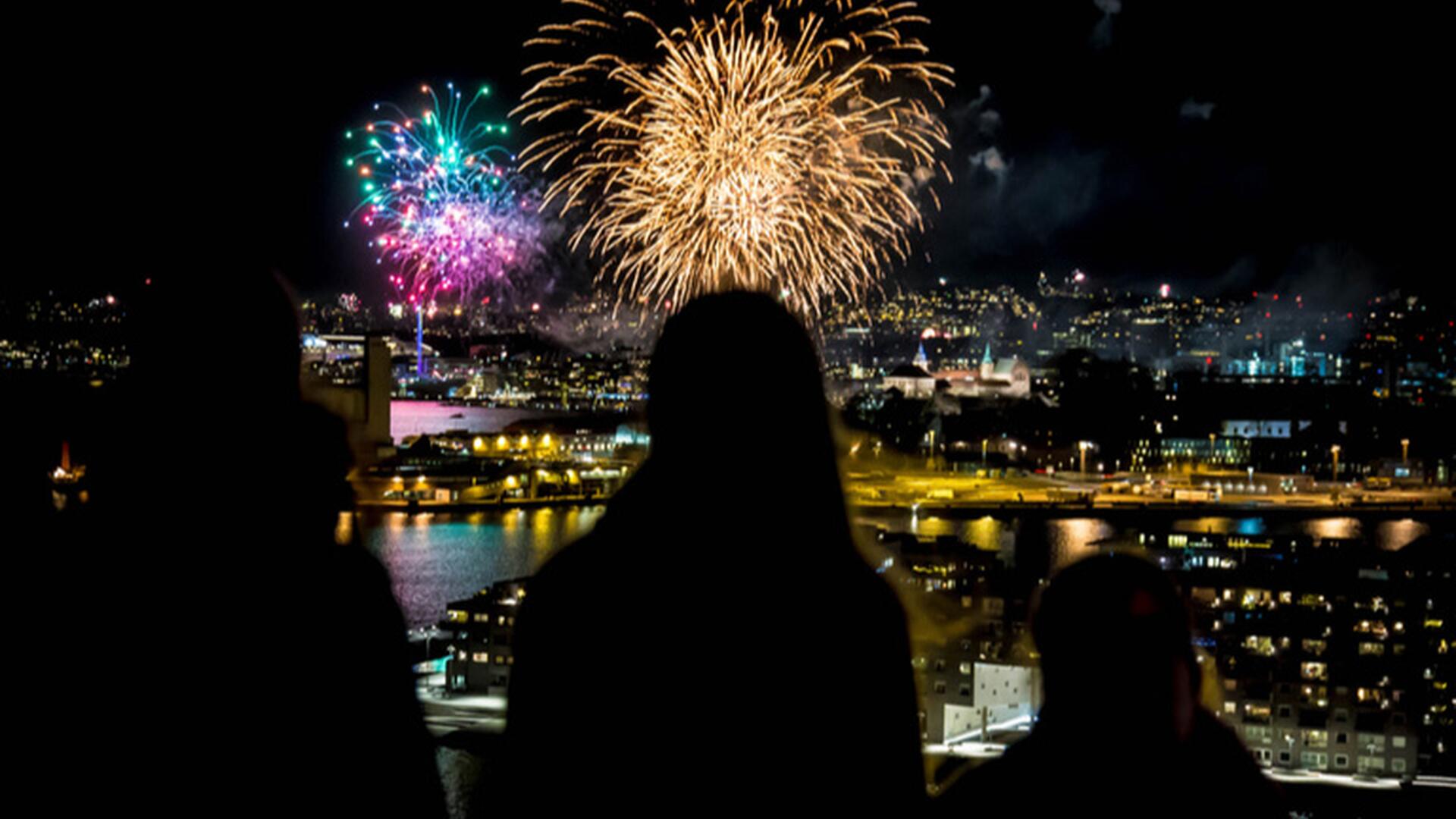 Mennesker som ser på fyrverkeri