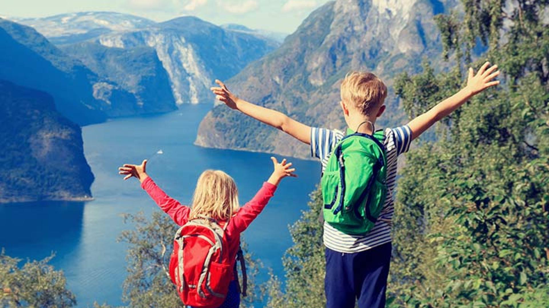 Bror og søster på fjelltopp 