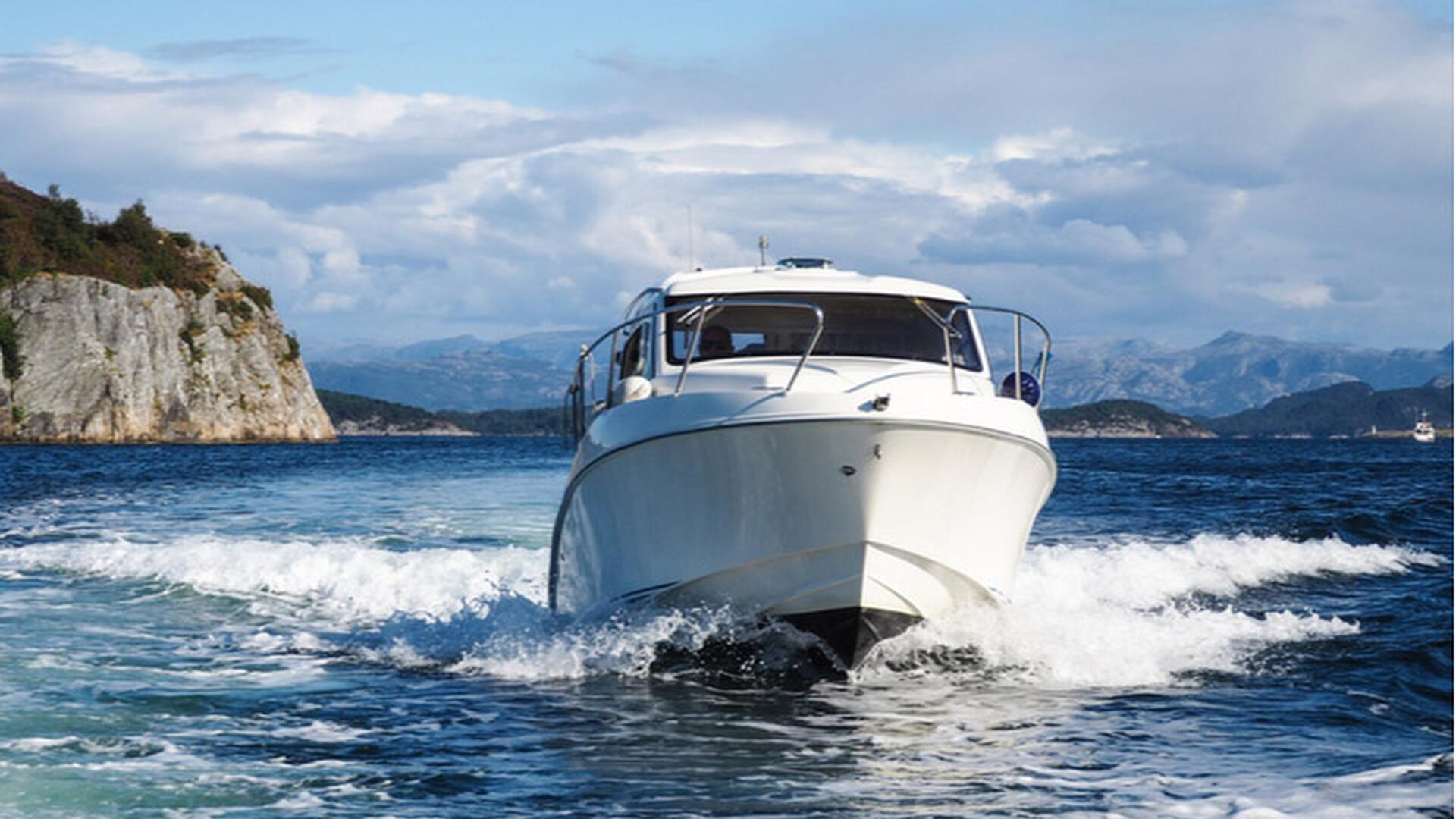 Båt kjører på havet