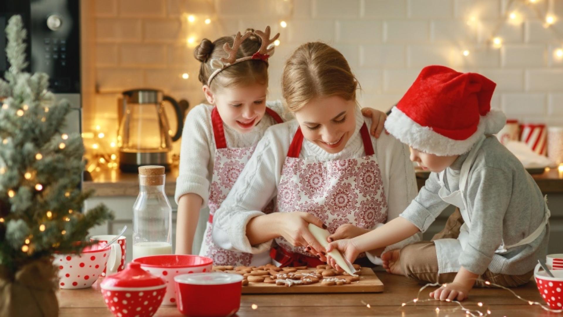 Tre søsken som baker pepperkaker sammen 