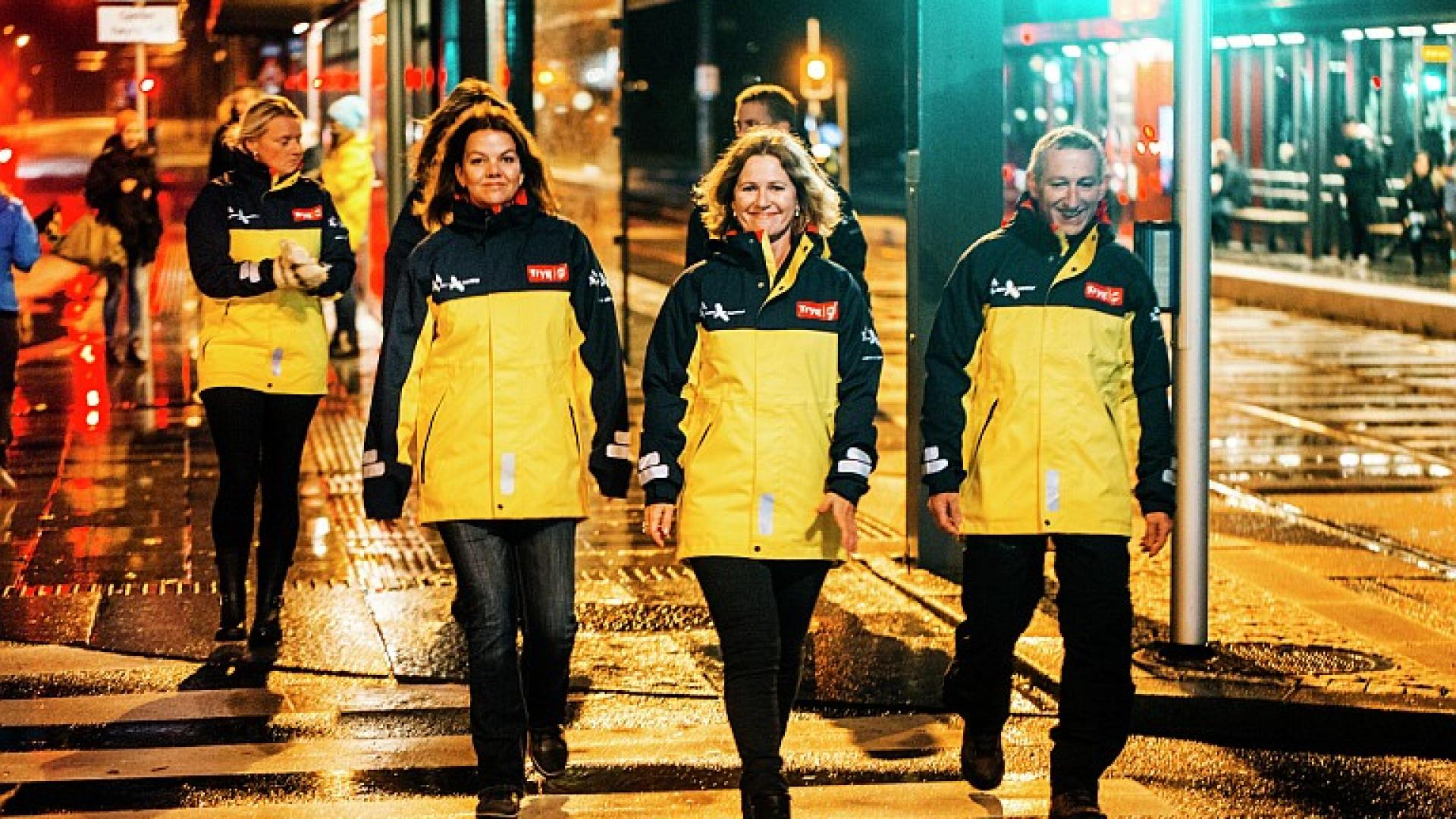 Tre natteravnere som går sammen over veien