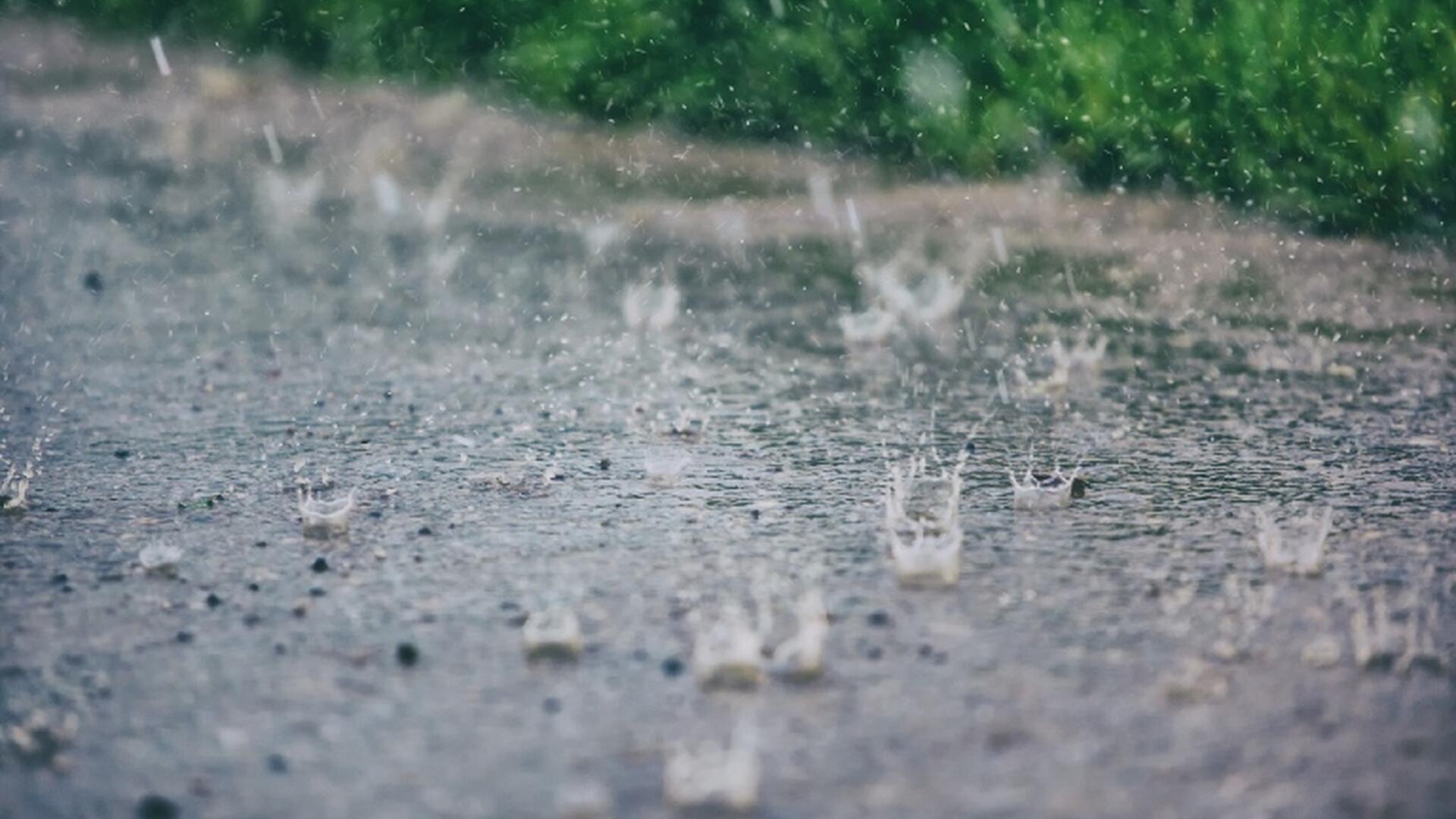 Regn som faller tungt på bakken