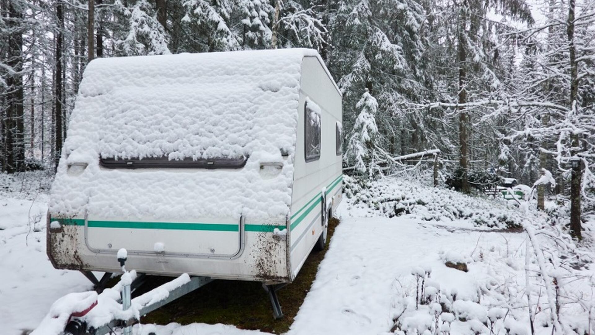 Bobil dekket i snø