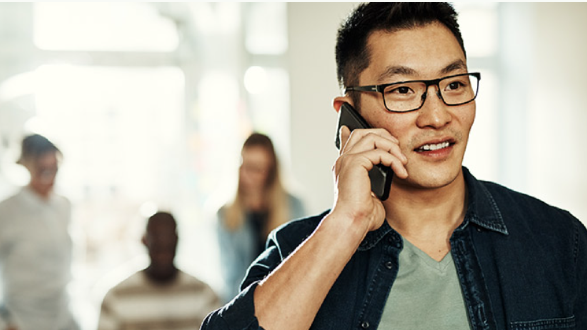 Mann snakker i telefon