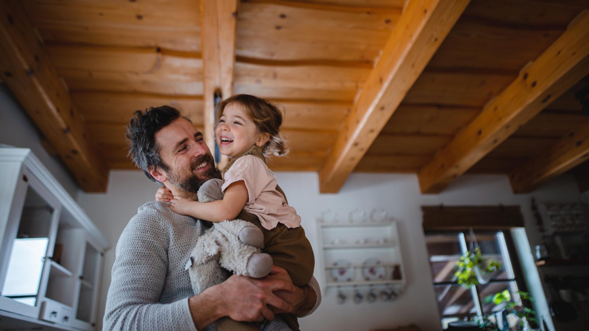 For som leker med datteren sin