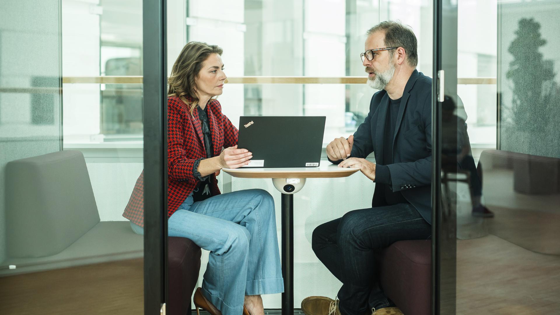 To personer i et møterom. Foto