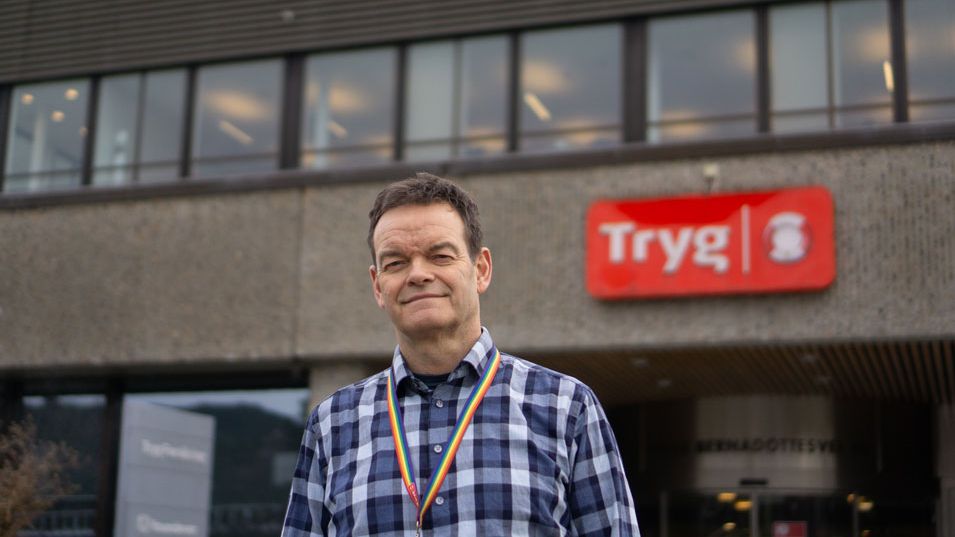 Carsten Tangeraas smiler utenfor Tryg kontoret i Bergen. Foto
