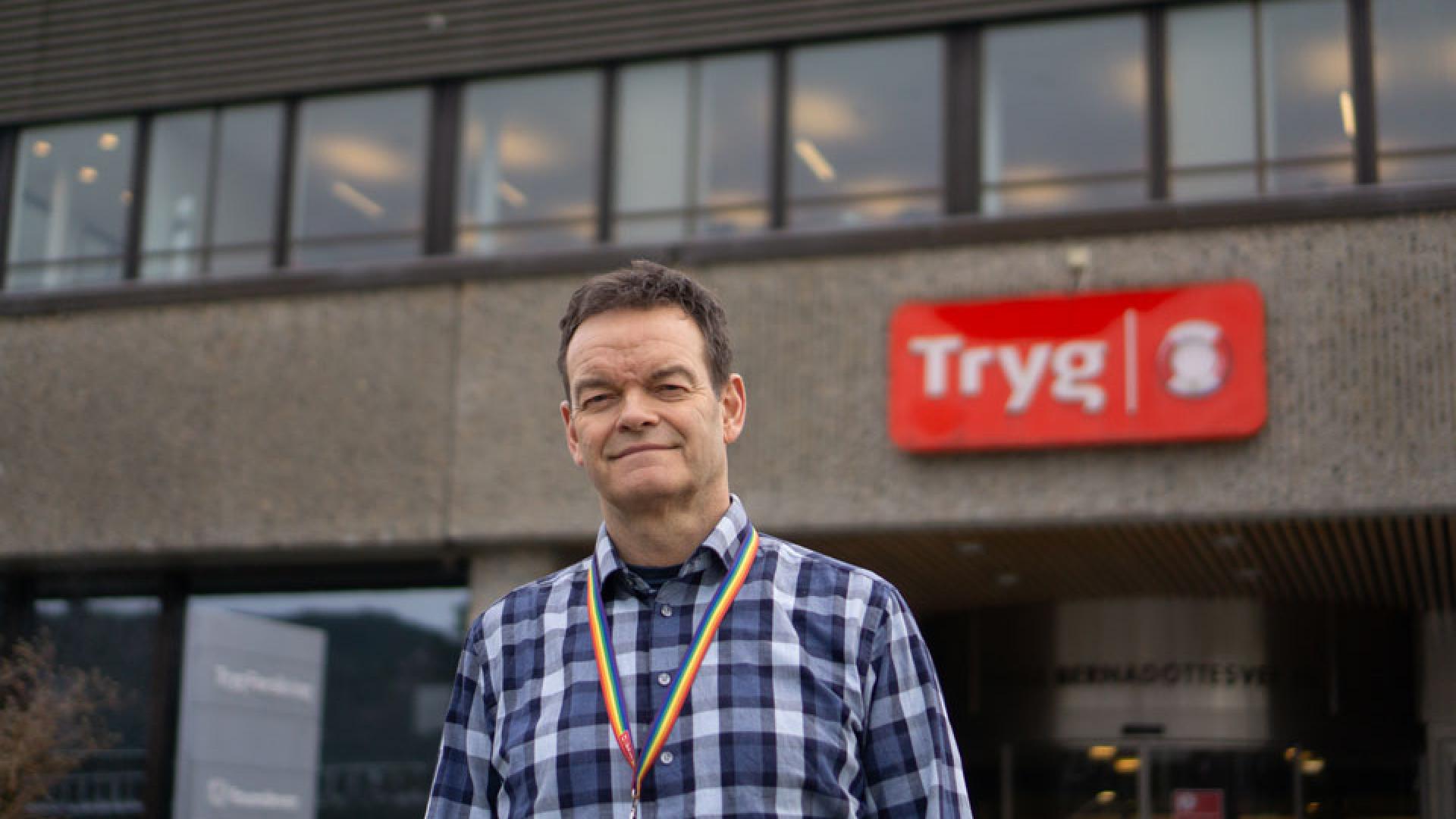 Carsten Tangeraas smiler utenfor Tryg kontoret i Bergen. Foto
