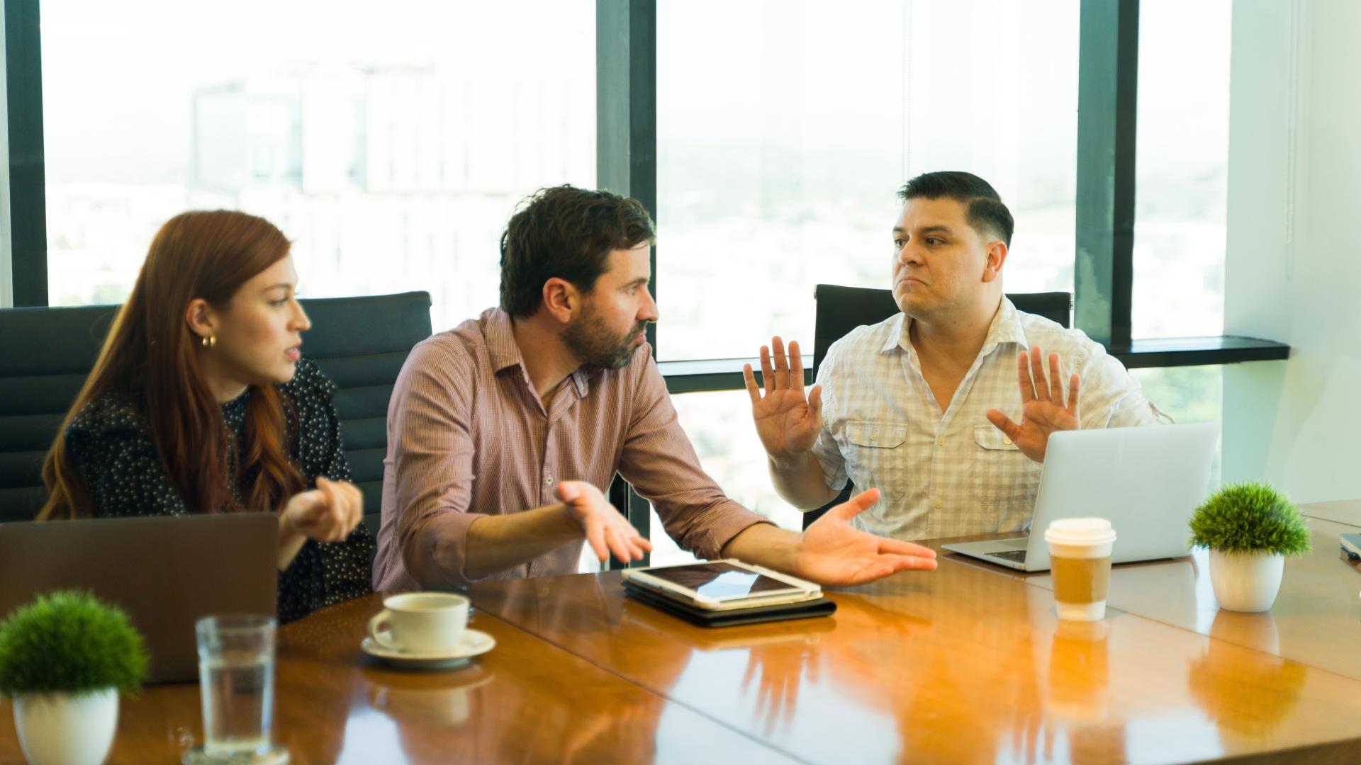 En diskusjon mellom tre personer. Foto