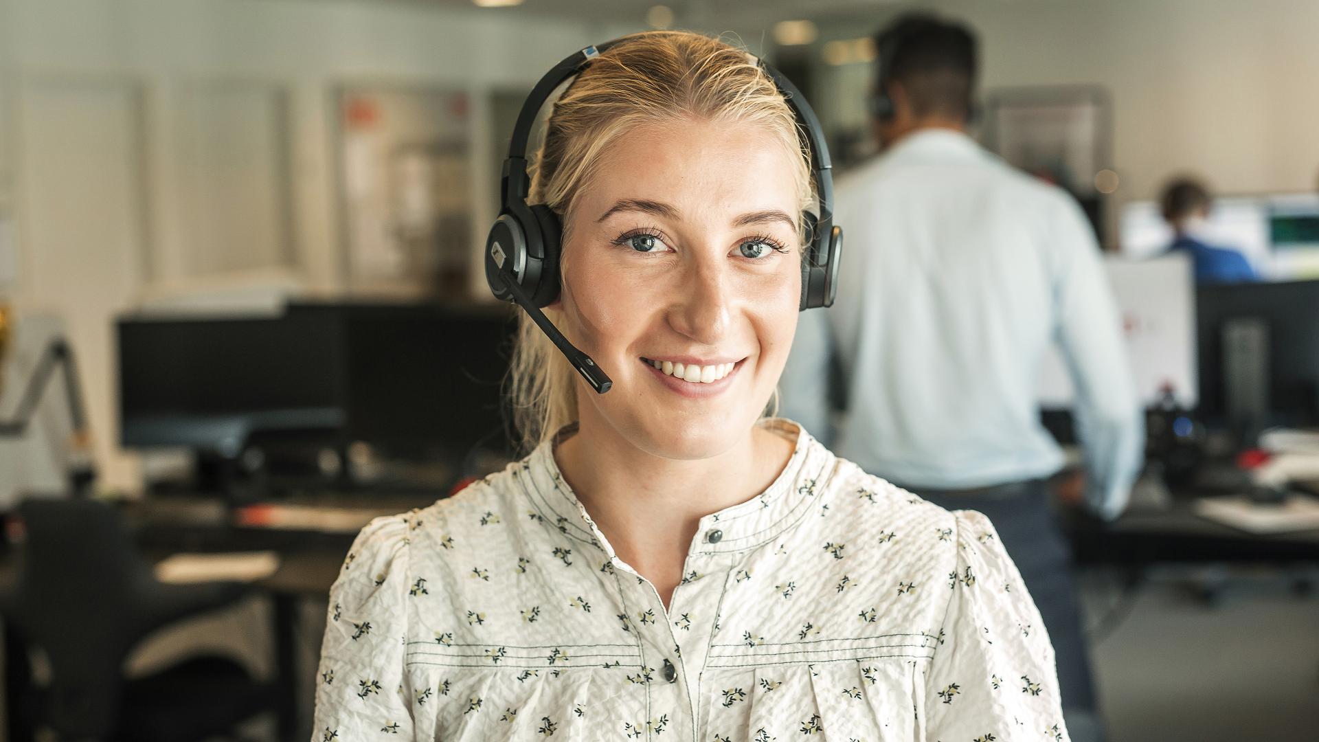 Smilende dame fra kundesenteret i Tryg. Foto