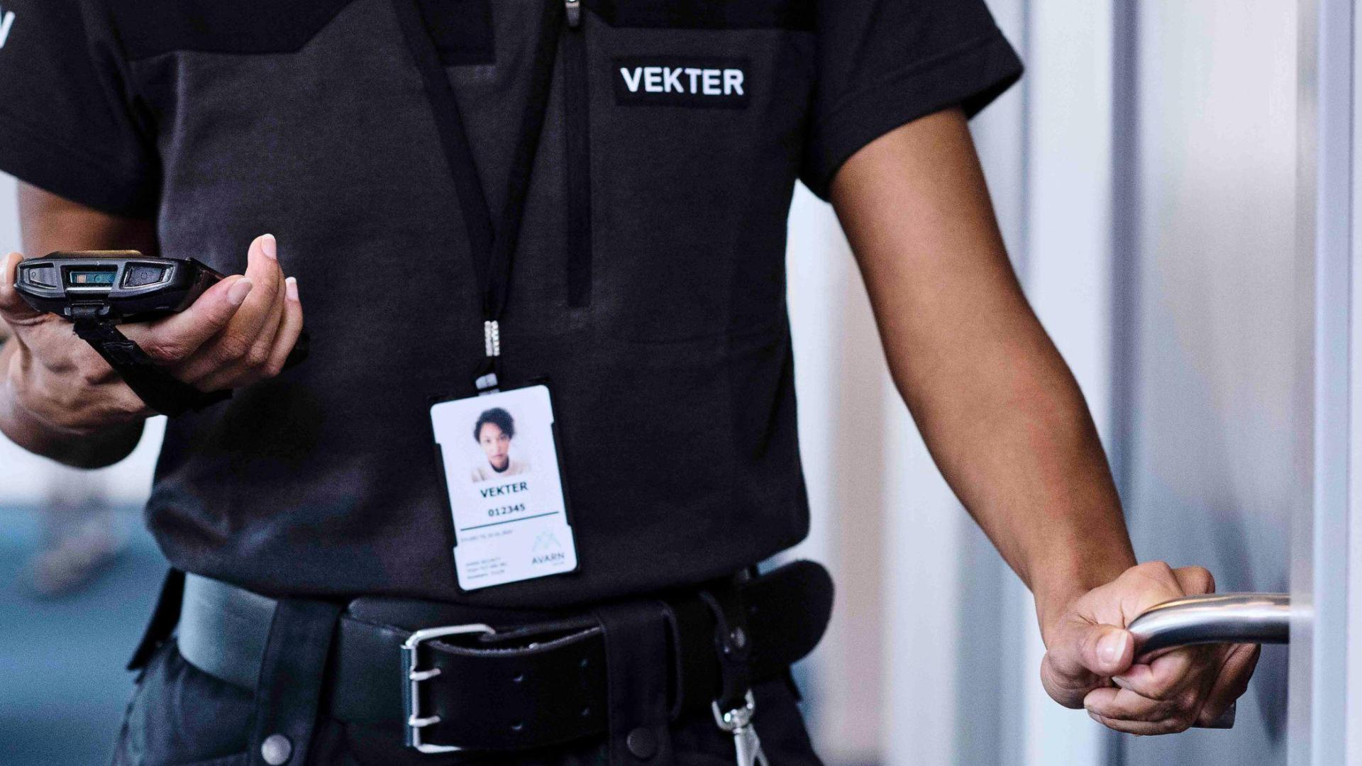 En vekter fra Avarn lukker en dør. Foto. 