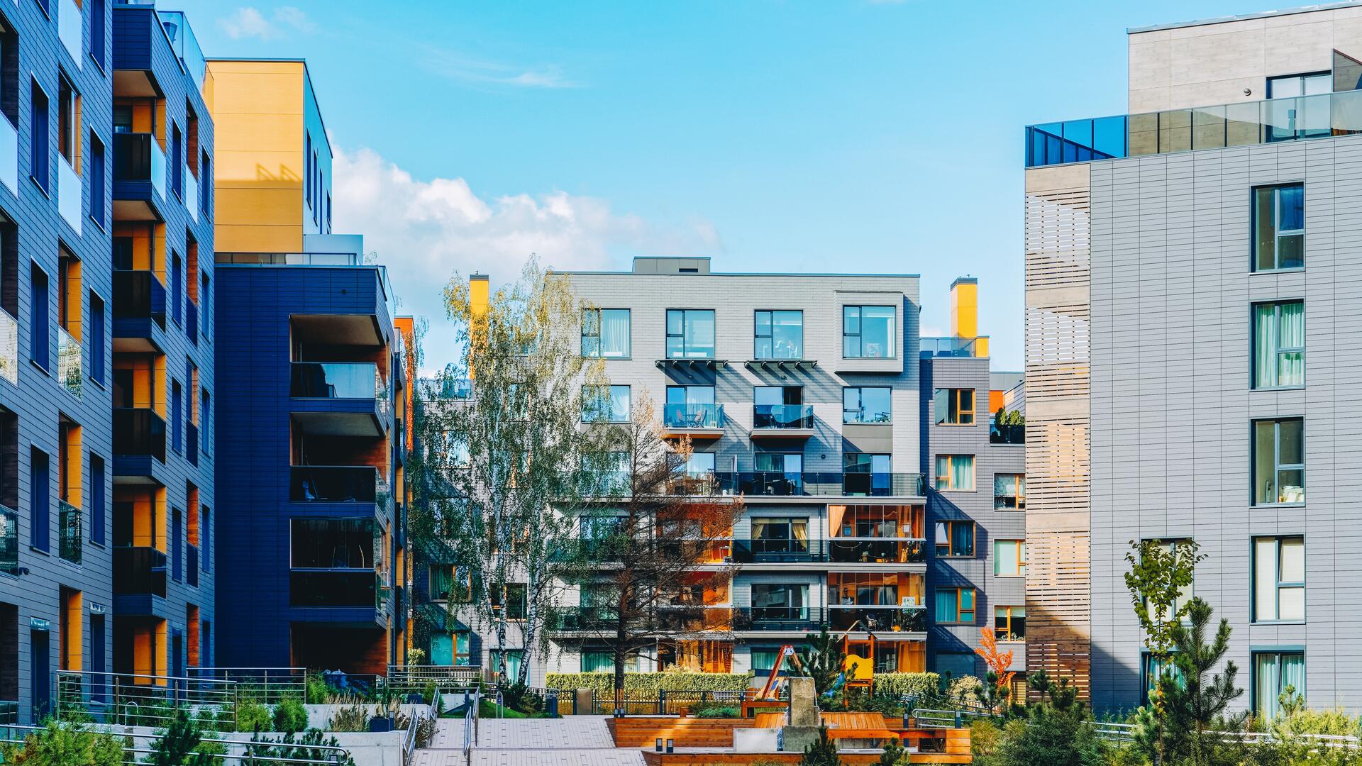 Moderne boligblokker i svart og oransje farger. Foto