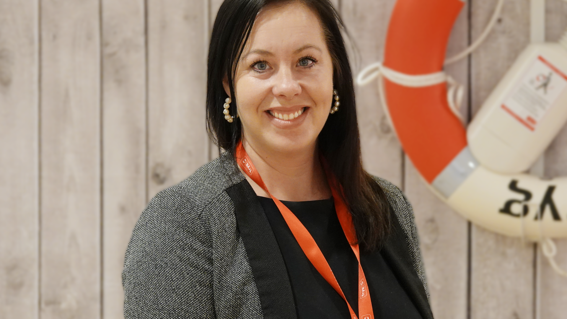 Camilla Nikolaysen fra Tryg som smiler foran en livboye. Foto