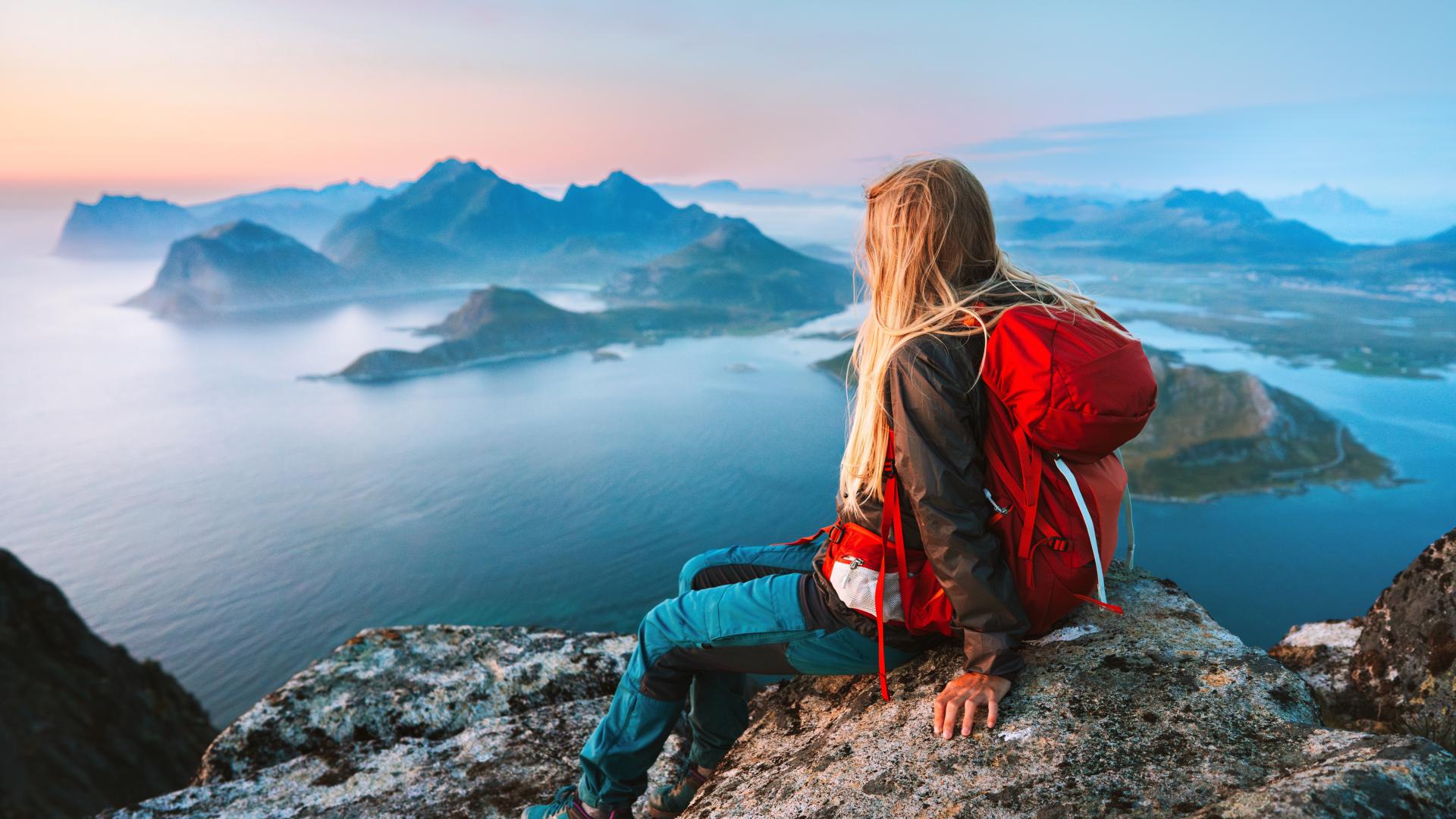 kvinne som har gått topptur og ser utover på utsikten 