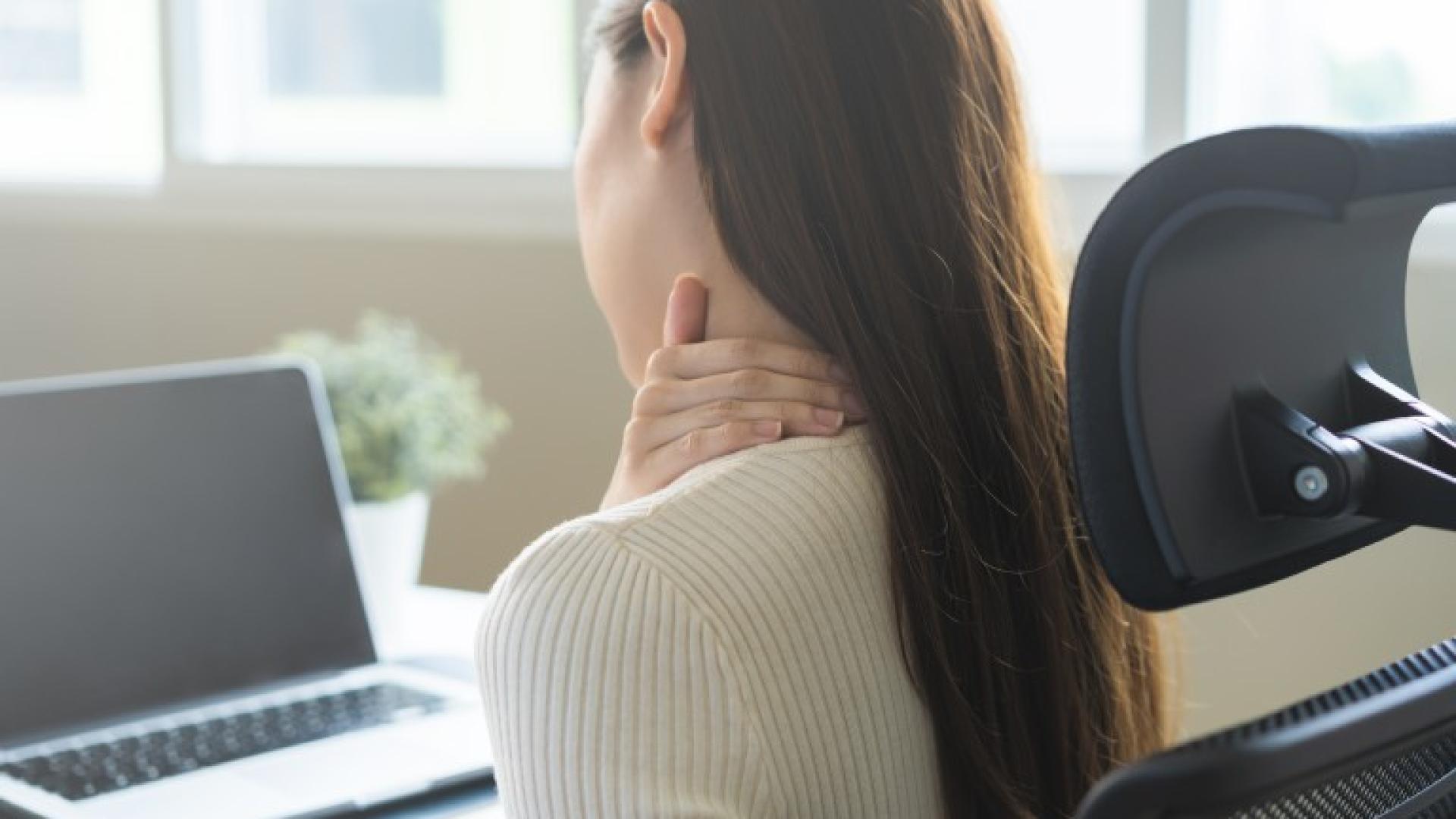 Dame som har vondt i nakken