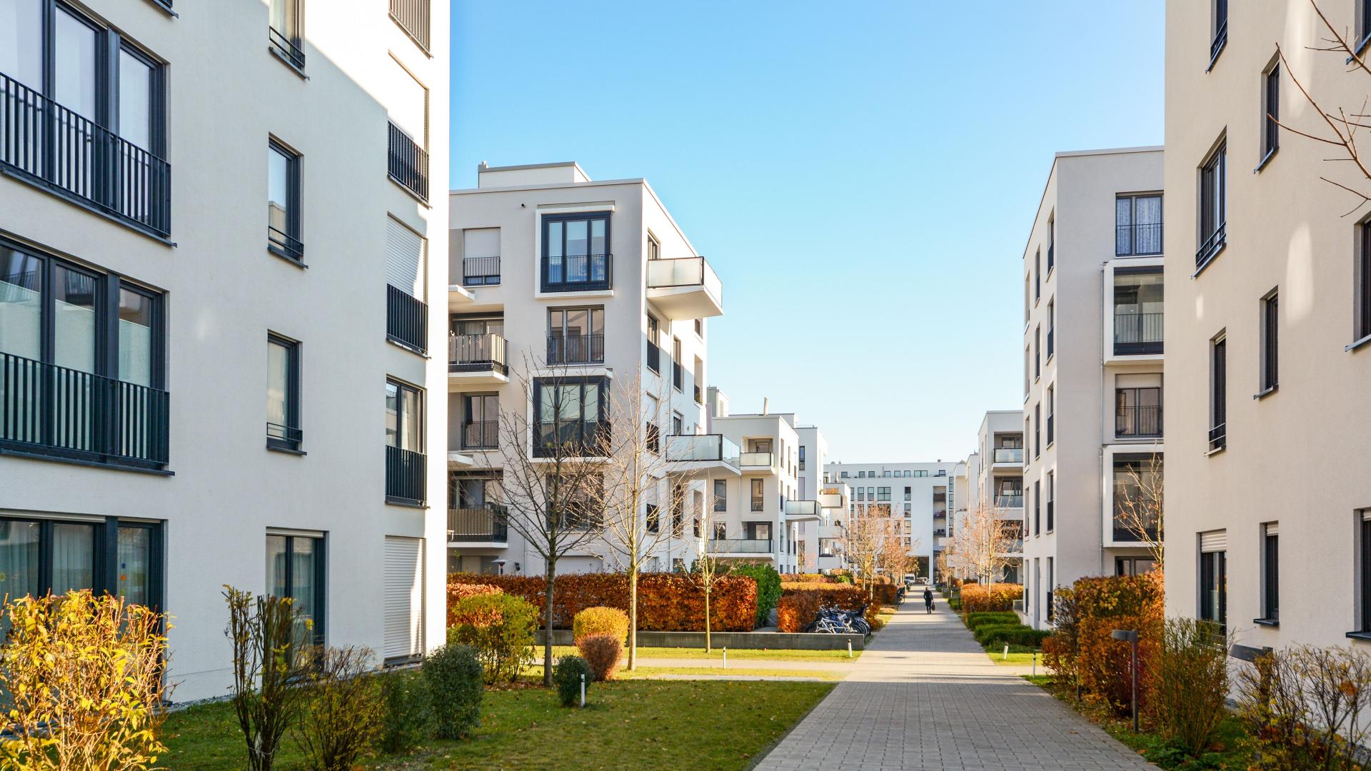 Uteområde i et moderne borettslag