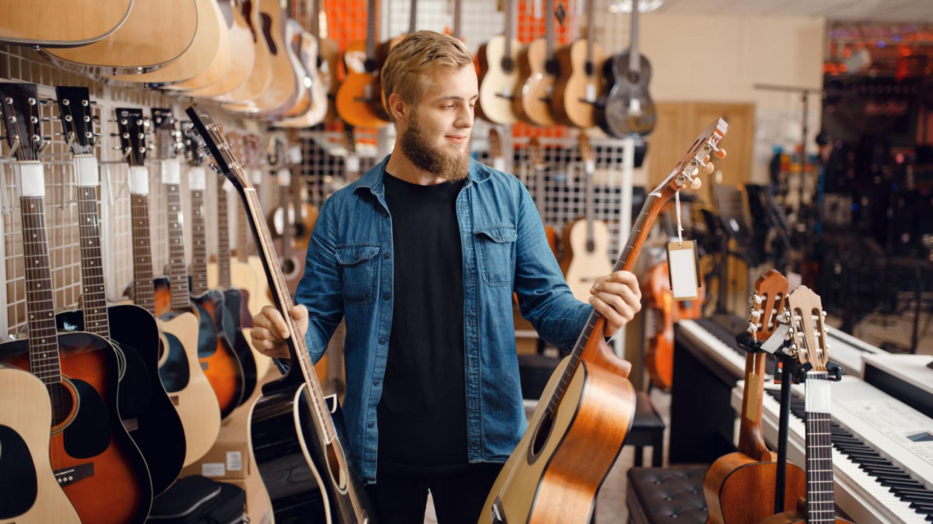 Butikksjef viser frem gitar