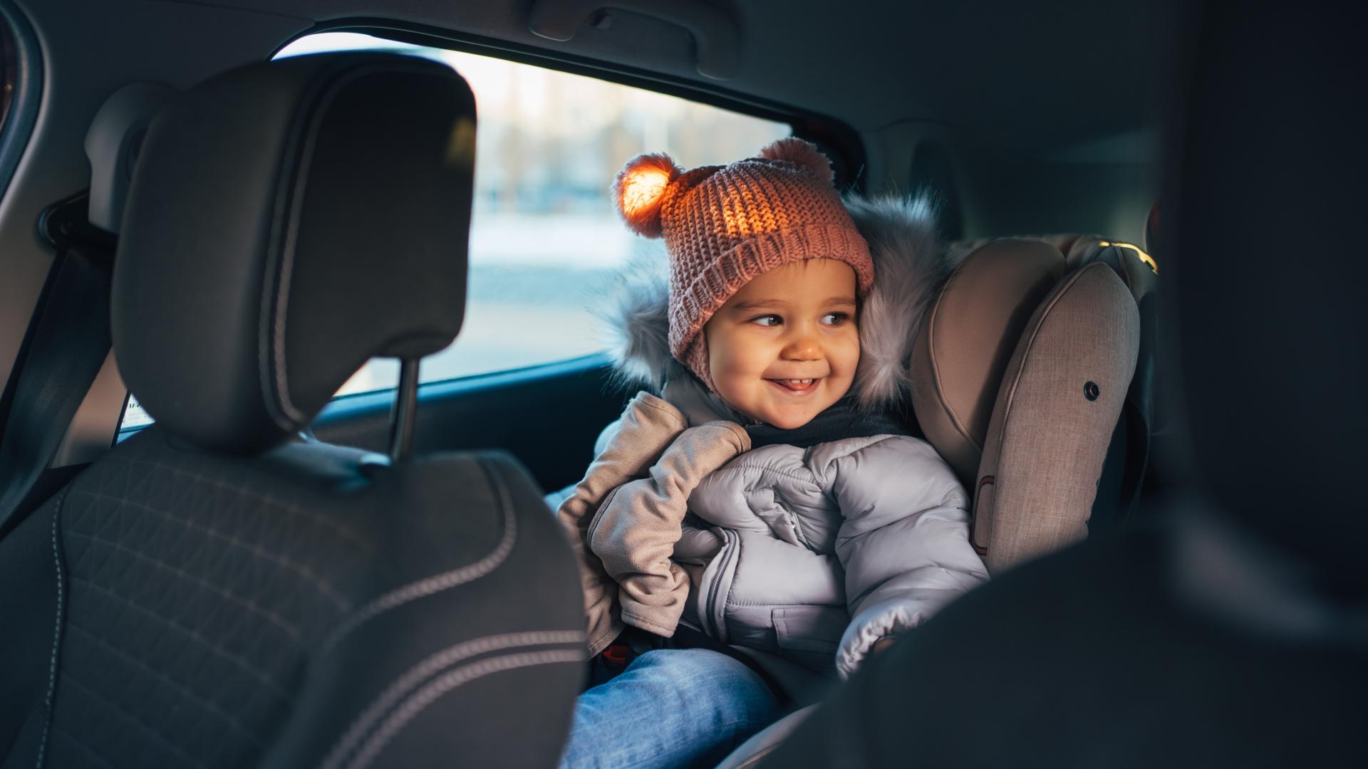 Vinterjakke i bilen på barn