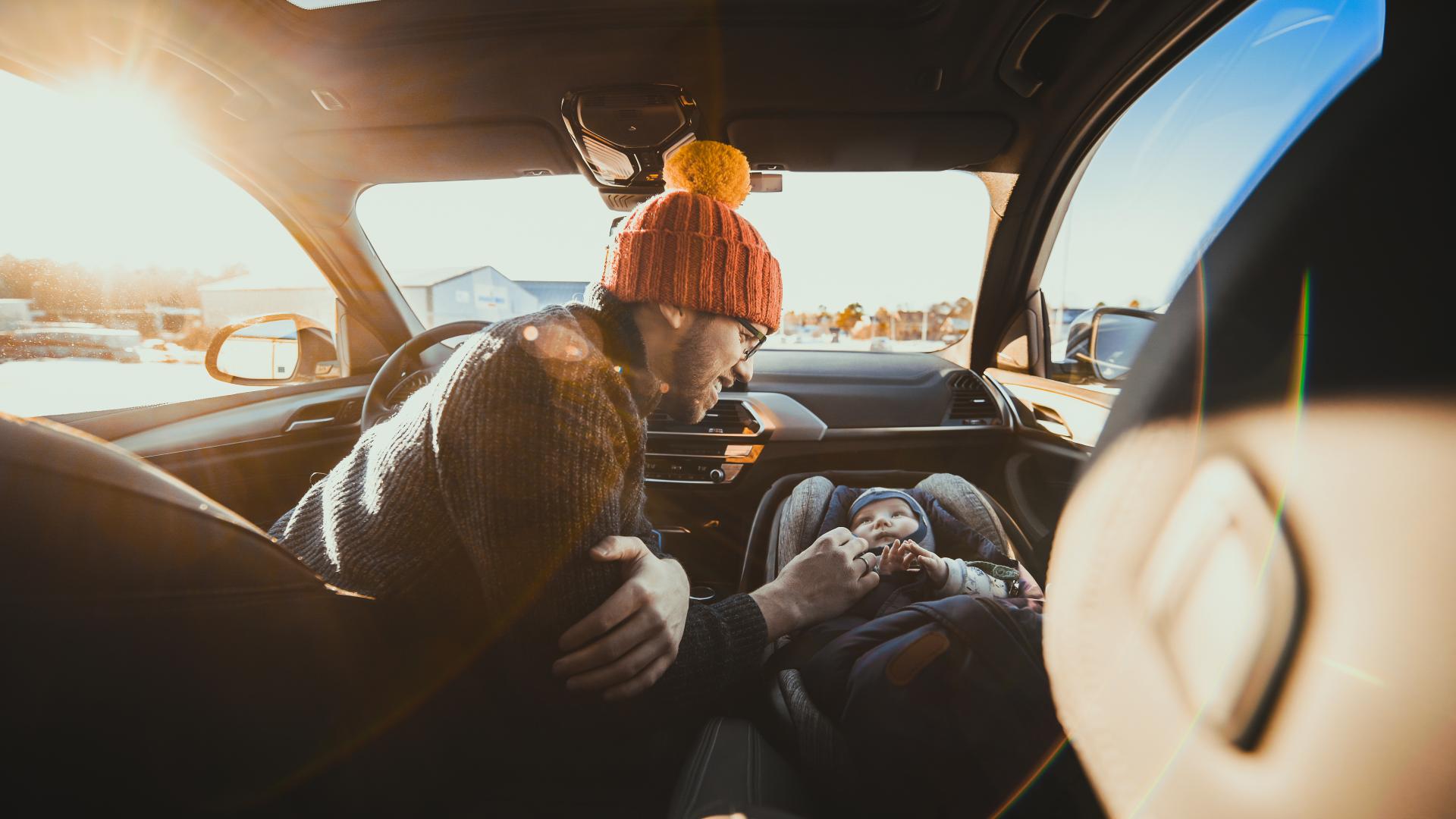 Mann og baby på biltur