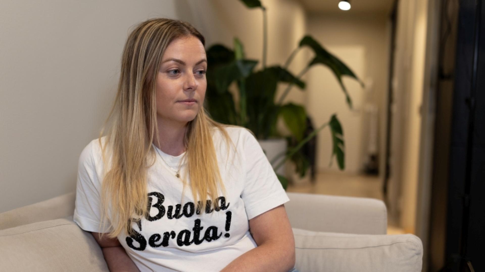 Dame forklarer sin historie om sitt barn